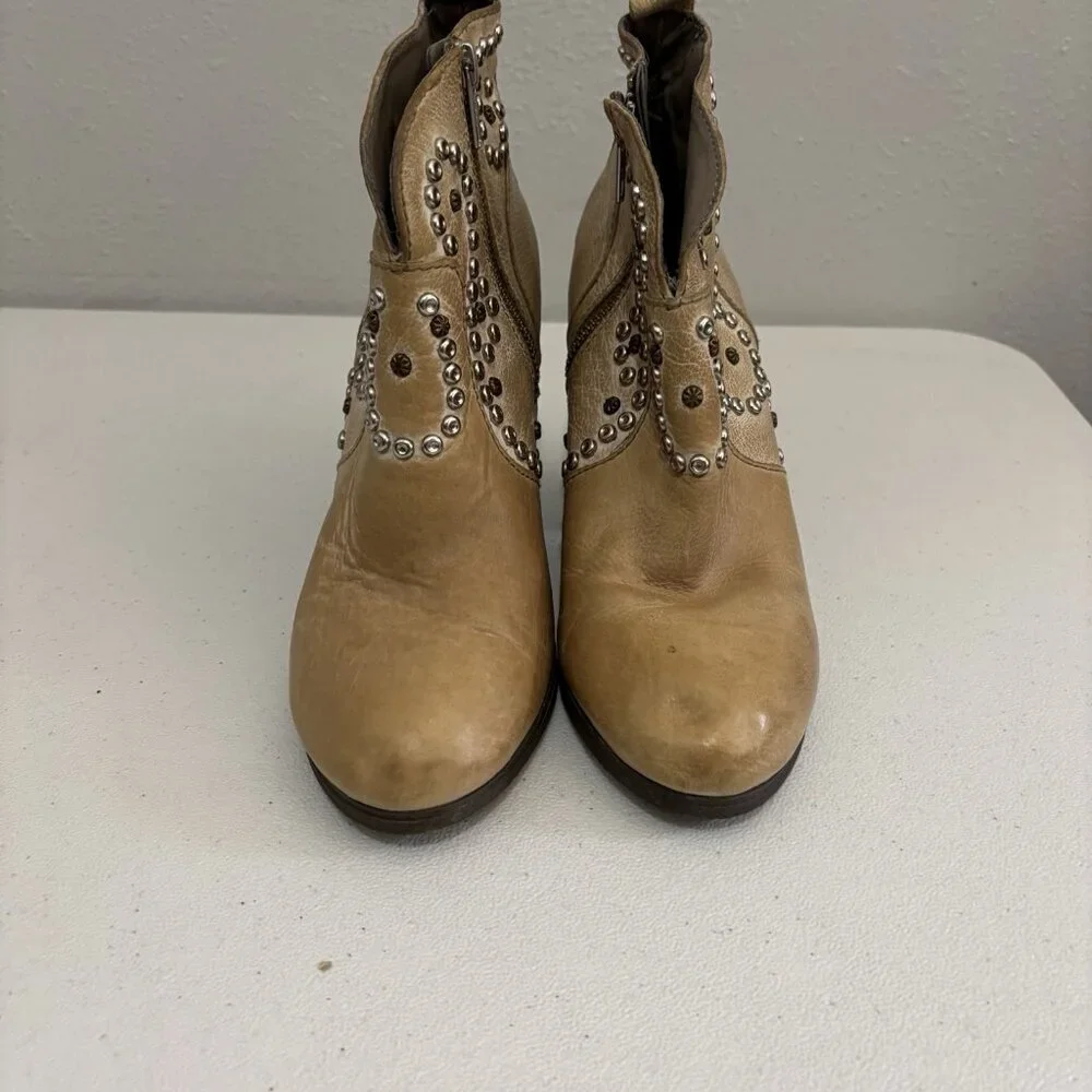 Steve Madden Leather Studded Western Booties Tan  Size 8.5